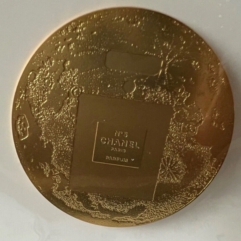CHANEL VIP GIFT  No.5
Perfume Logo  Holiday Round Pin - Picture 4 of 4